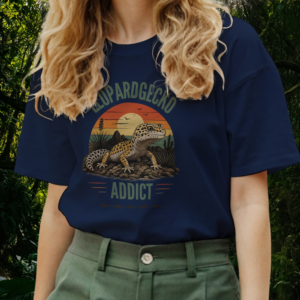 Sunset Collection – Leopard Gecko Addict Shirt – Navy – Woman Woman wearing a navy Leopard Gecko Addict shirt