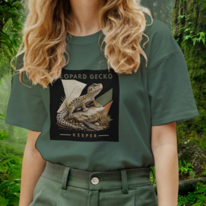 Keeper Collection – Leopard Gecko Shirt – Military Green – Woman Woman wearing a military green Leopard Gecko shirt from the Keeper Collection