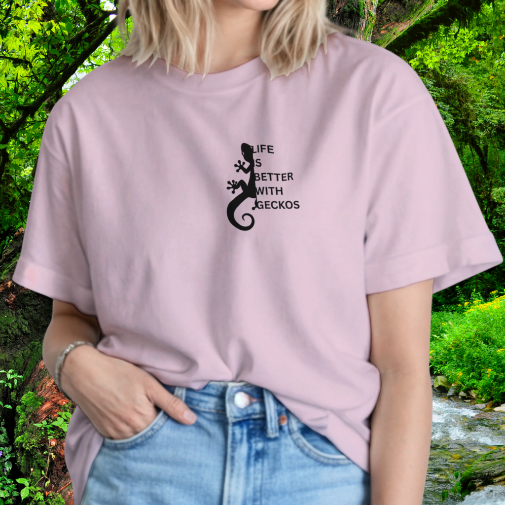 Woman wearing a light pink Gecko shirt from the Life is better Collection