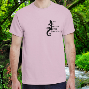 Life is better Collection – Gecko Shirt – Light Pink – Man Man wearing a light pink Gecko shirt from the Life is better Collection