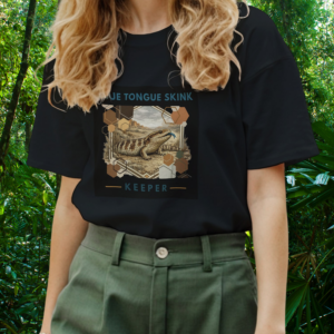 Keeper Collection – Blue Tongue Skink Shirt – Black – Woman Woman wearing a black Blue Tongue Skink shirt from the Keeper Collection